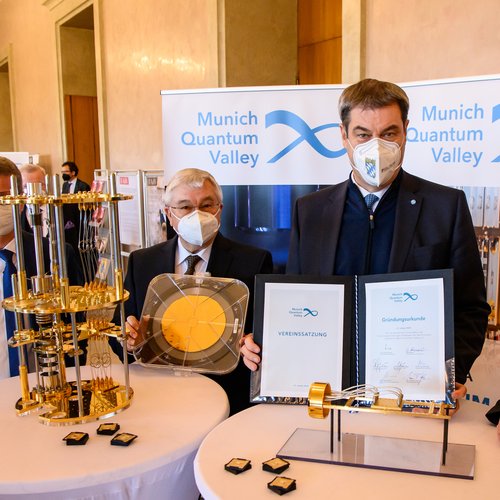 MP Markus Söder and Rainer Blatt holding the contracts.